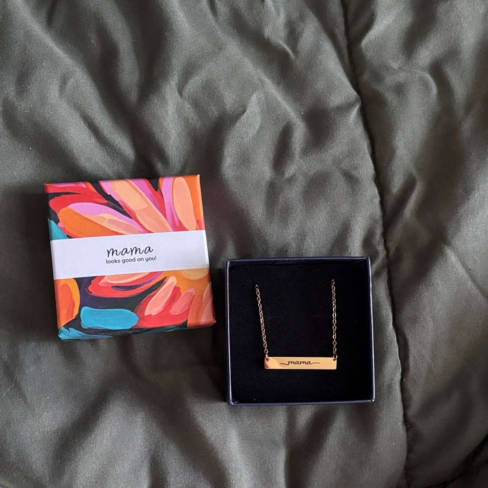 Chic Gold 'Mama' Pendant Necklace